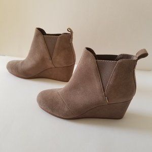 Toms Kelsey  Taupe Suede Ankle Boot  size 10 W.    NWT